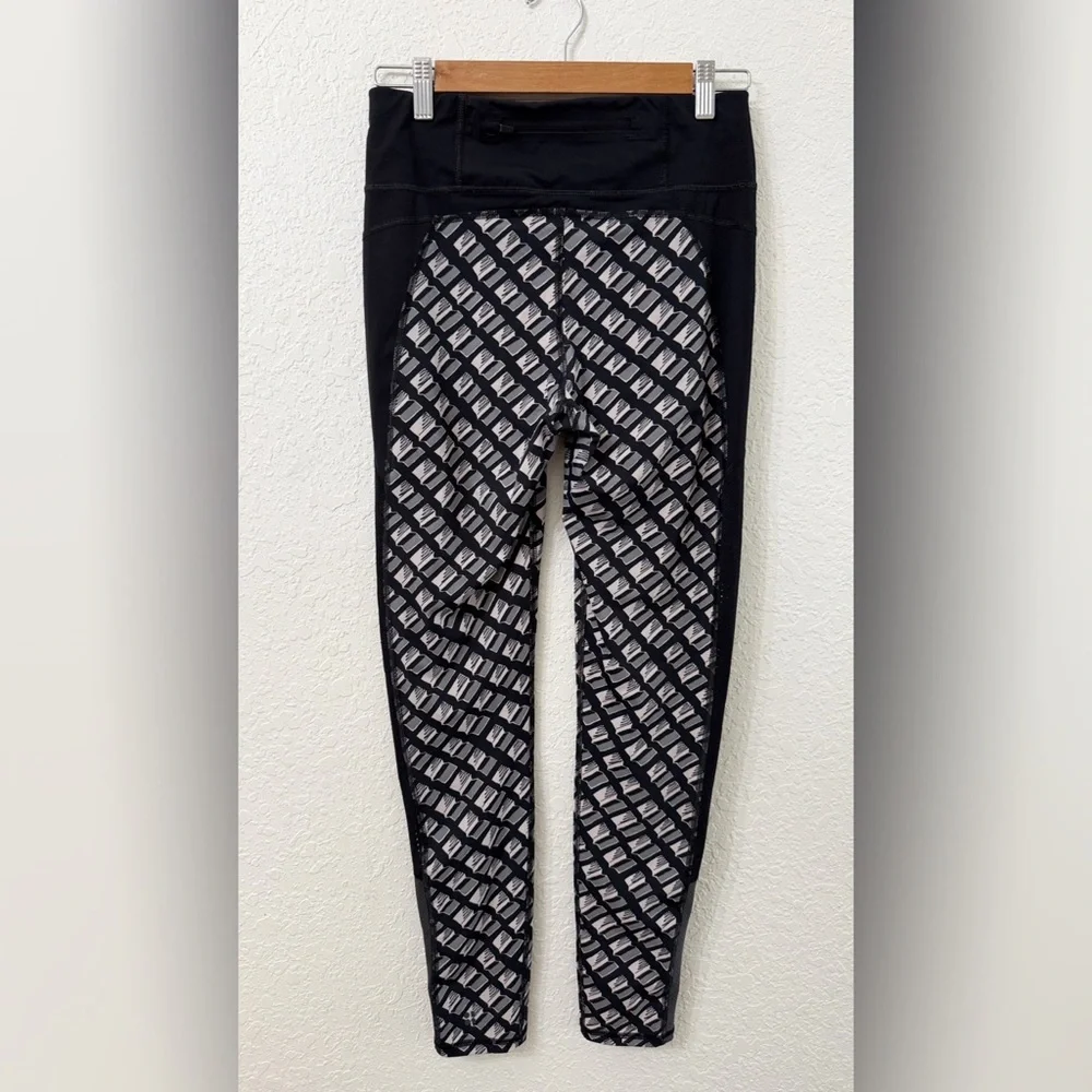 Sweaty Betty Zero Gravity Leggings - Black and Gray Geometric - M